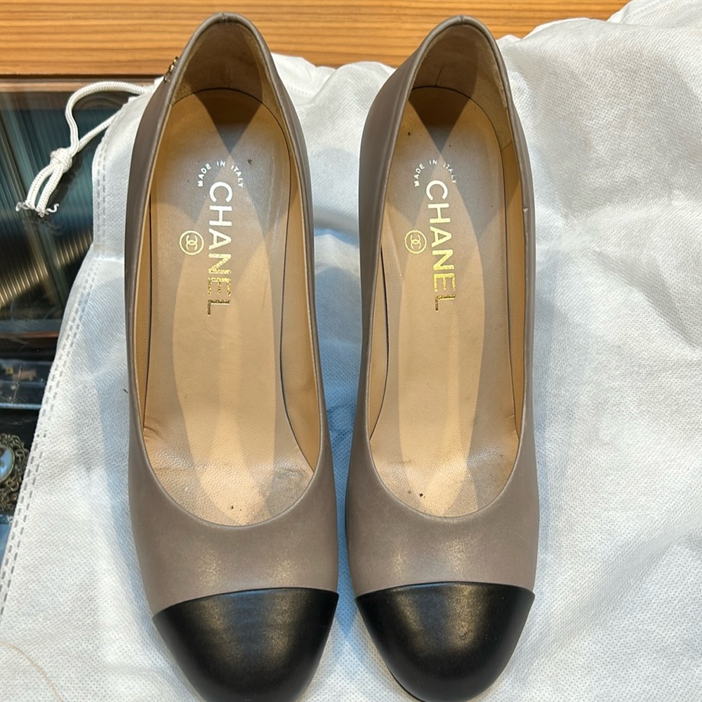 CHANEL Two-Tone Black and Taupe Heels